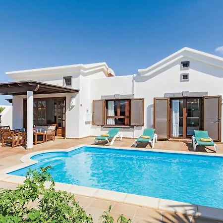Playa Blanca Sleeps 4 Air Con Wifi Villa